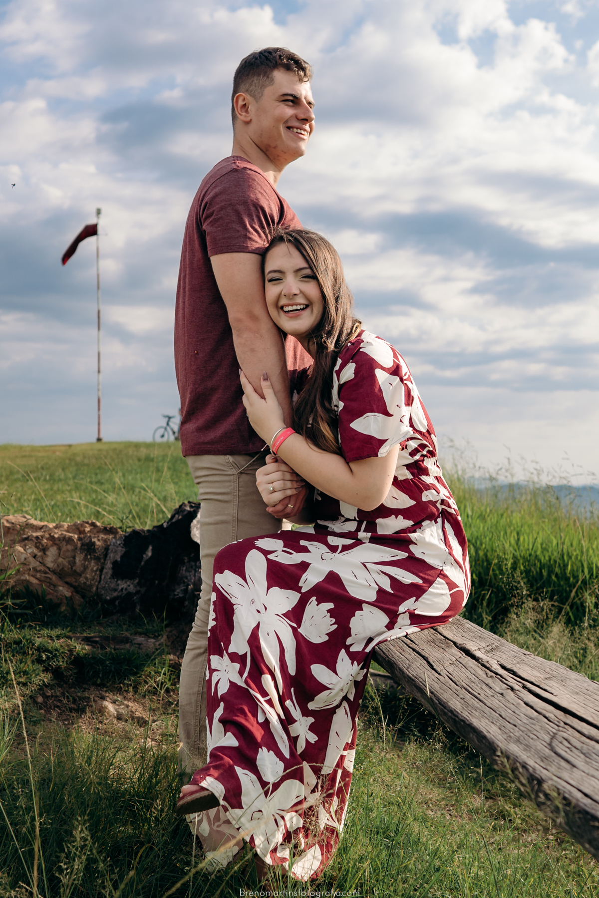 rebecca-e-victor-pre-wedding-no-morro-do-capuava-de-manha-de-tarde-brenomartinsfoto-breno-martins-fotografia-pre-wedding