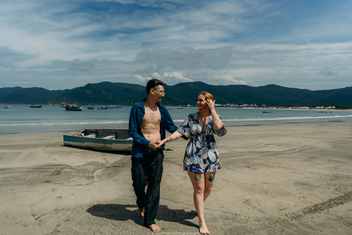 julia-e-koji-pre-wedding-na-praia-pantano-do-sul-breno-martins-fotografia-florianopolis-casar-em-floripa-pre-wedding 