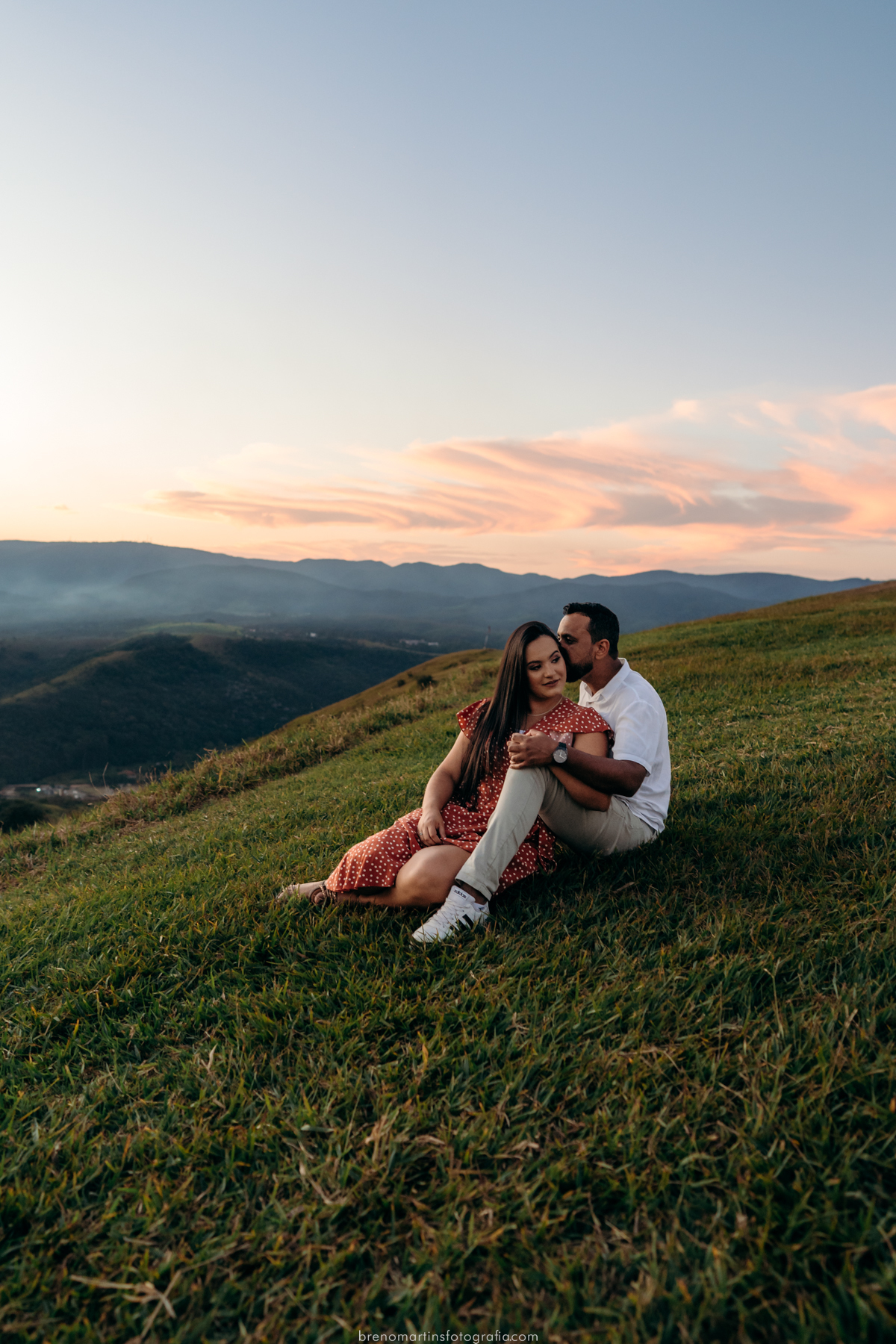 renata-e-rafael-pre-wedding-no-morro-do-capuava-brenomartinsfoto-breno-martins-fotografia-casamento-no-campo-fotografo-sp-interior-lapis-de-noiva-virei-noiva 