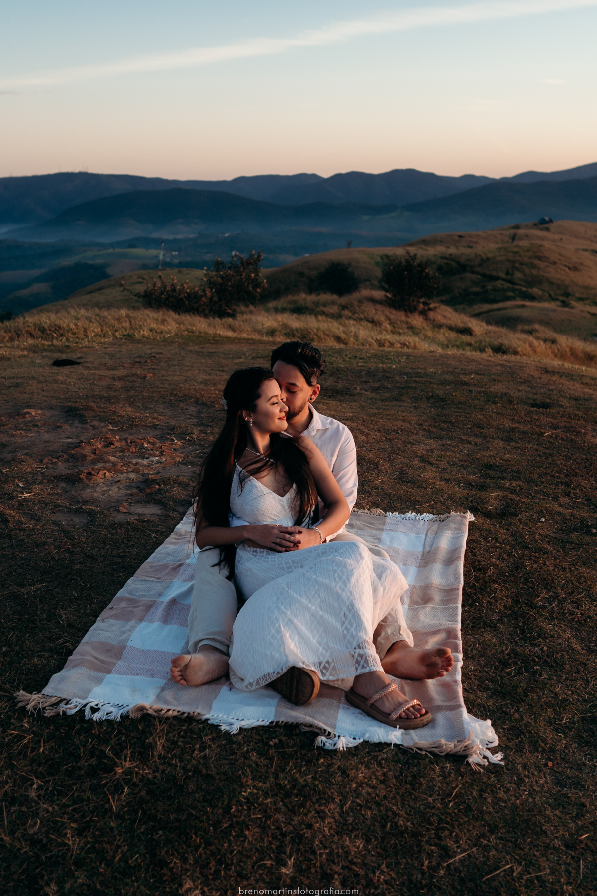 ingrid-e-matheus-pre-wedding-de-manhazinha-nascer-do-sol-pre-wedding-breno-martins-foto-morro-do-capuava