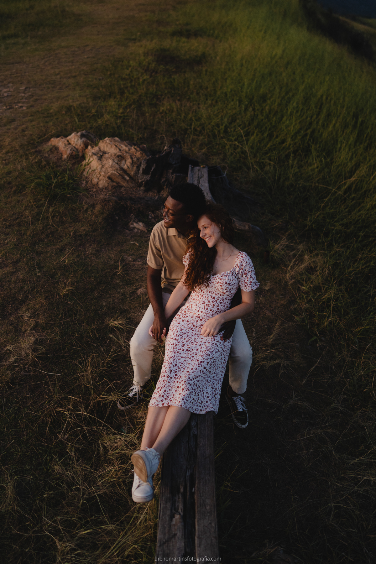 ana-laura-e-jonas-brenomartinsfoto-pre-wedding-no-morro-do-capuava-de-tarde-breno-martins-fotografia-pirapora-do-bom-jesus-pre-casamento