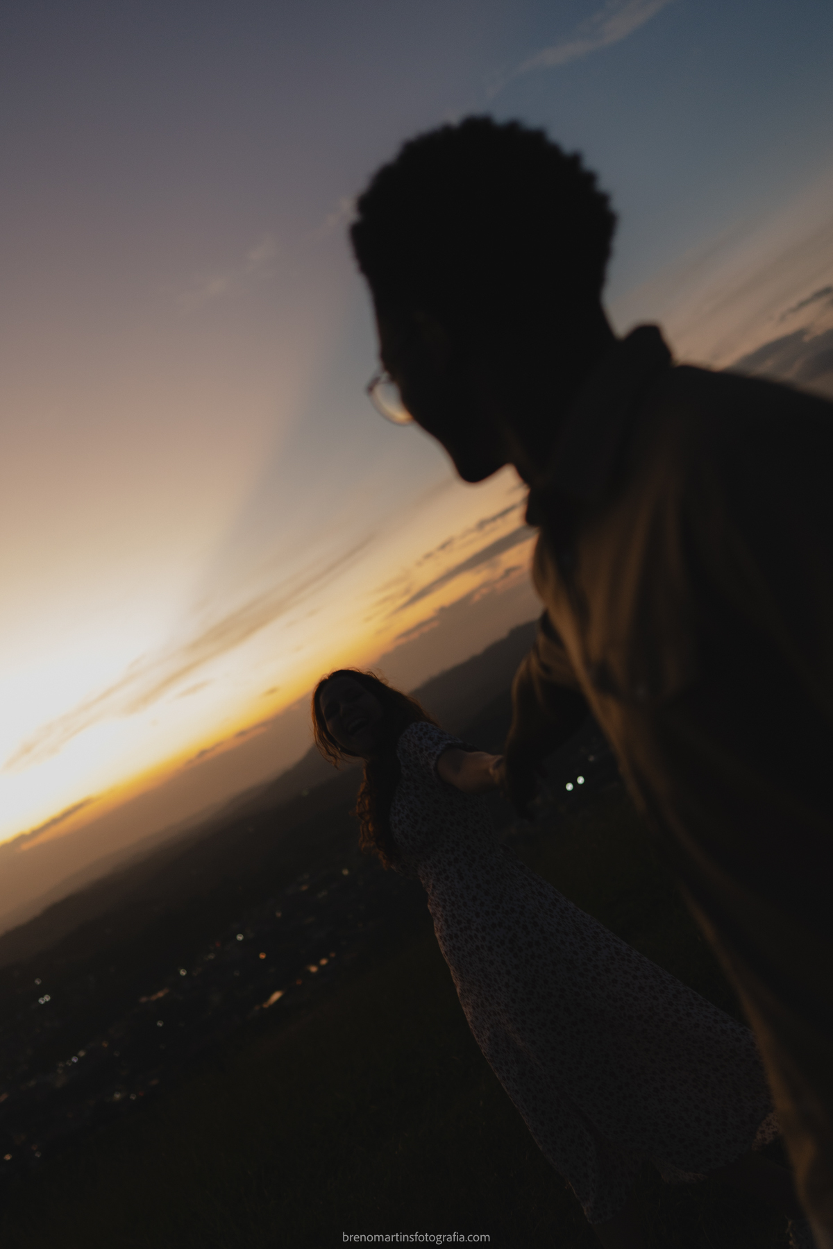 ana-laura-e-jonas-brenomartinsfoto-pre-wedding-no-morro-do-capuava-de-tarde-breno-martins-fotografia-pirapora-do-bom-jesus-pre-casamento