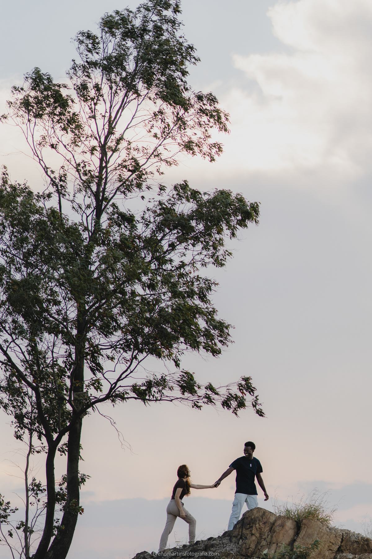 ana-laura-e-jonas-brenomartinsfoto-pre-wedding-no-morro-do-capuava-de-tarde-breno-martins-fotografia-pirapora-do-bom-jesus-pre-casamento