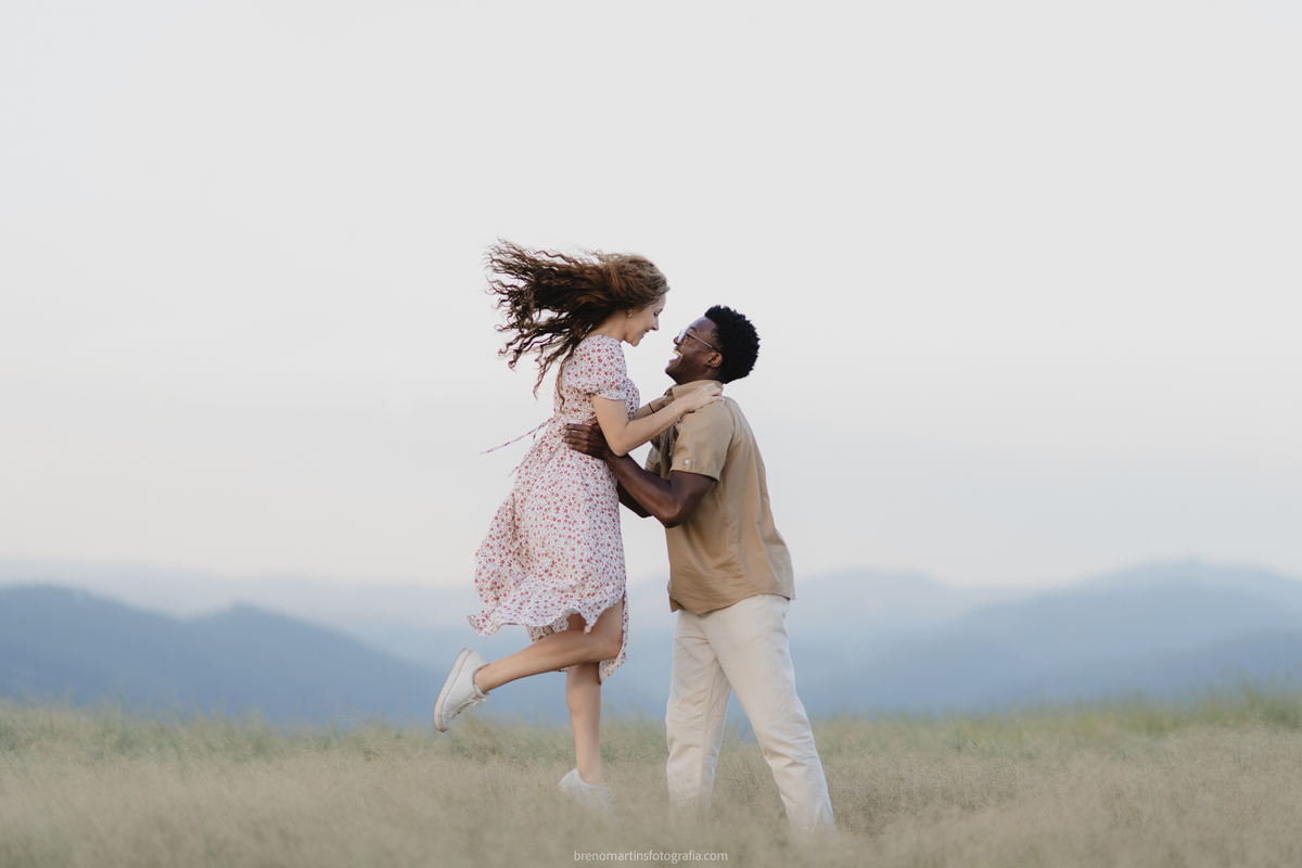 ana-laura-e-jonas-brenomartinsfoto-pre-wedding-no-morro-do-capuava-de-tarde-breno-martins-fotografia-pirapora-do-bom-jesus-pre-casamento