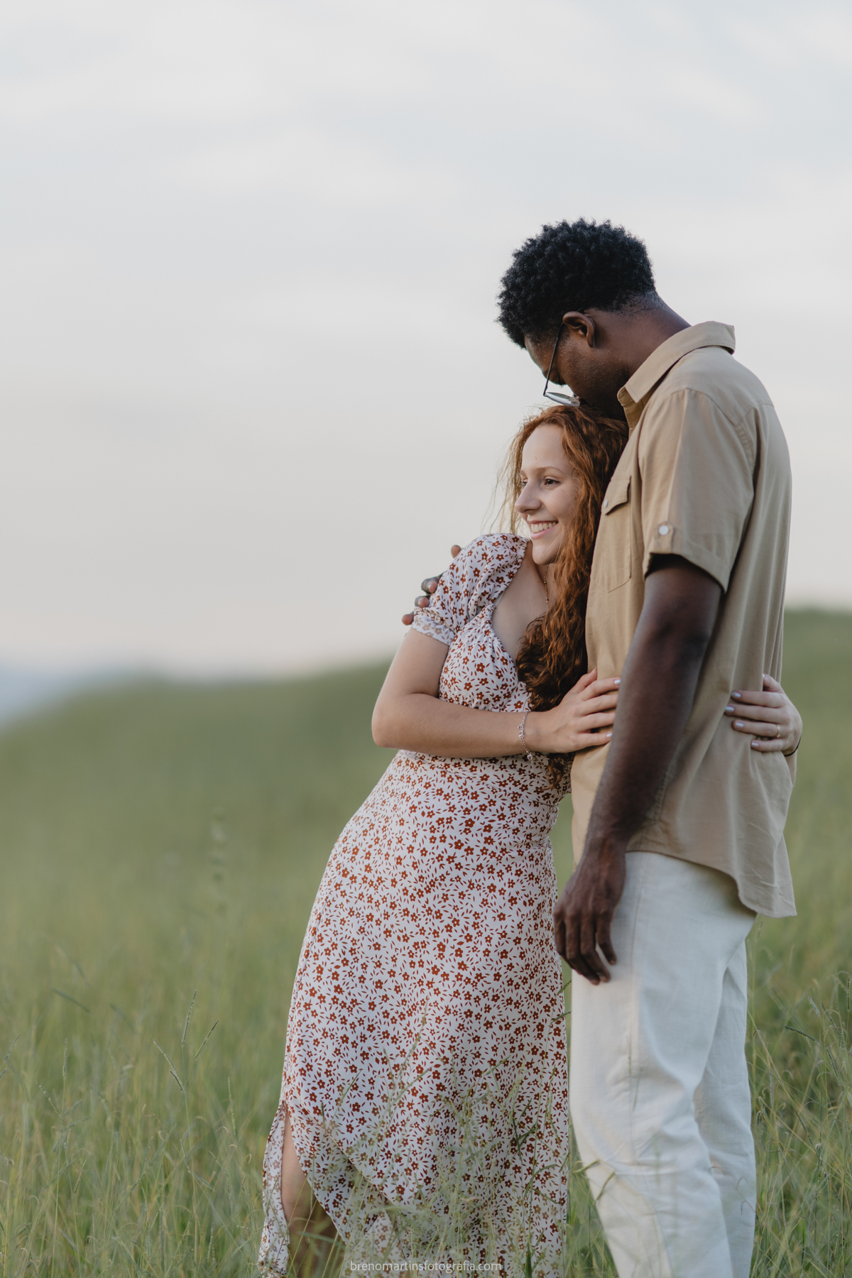 ana-laura-e-jonas-brenomartinsfoto-pre-wedding-no-morro-do-capuava-de-tarde-breno-martins-fotografia-pirapora-do-bom-jesus-pre-casamento