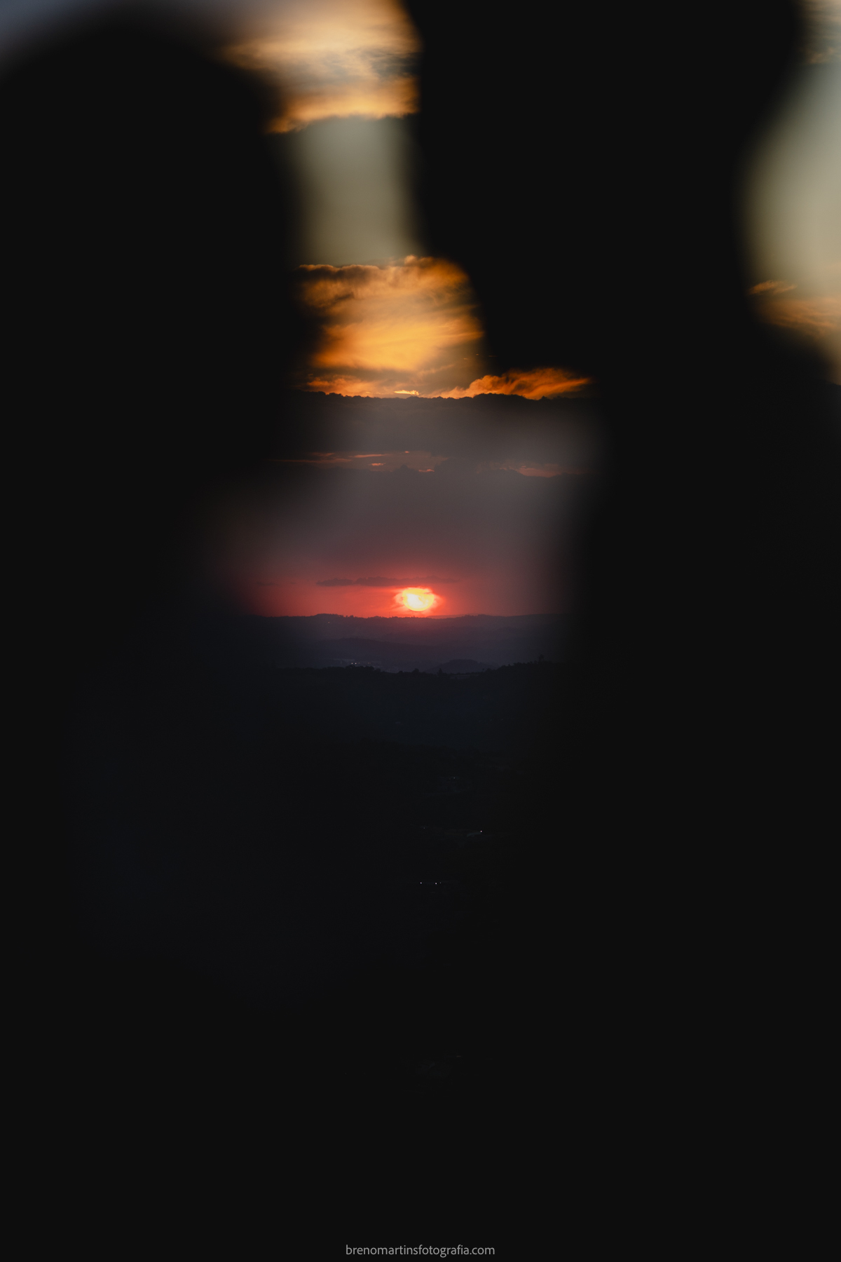 ana-laura-e-jonas-brenomartinsfoto-pre-wedding-no-morro-do-capuava-de-tarde-breno-martins-fotografia-pirapora-do-bom-jesus-pre-casamento