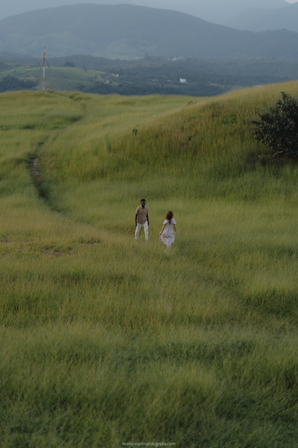 ana-laura-e-jonas-brenomartinsfoto-pre-wedding-no-morro-do-capuava-de-tarde-breno-martins-fotografia-pirapora-do-bom-jesus-pre-casamento