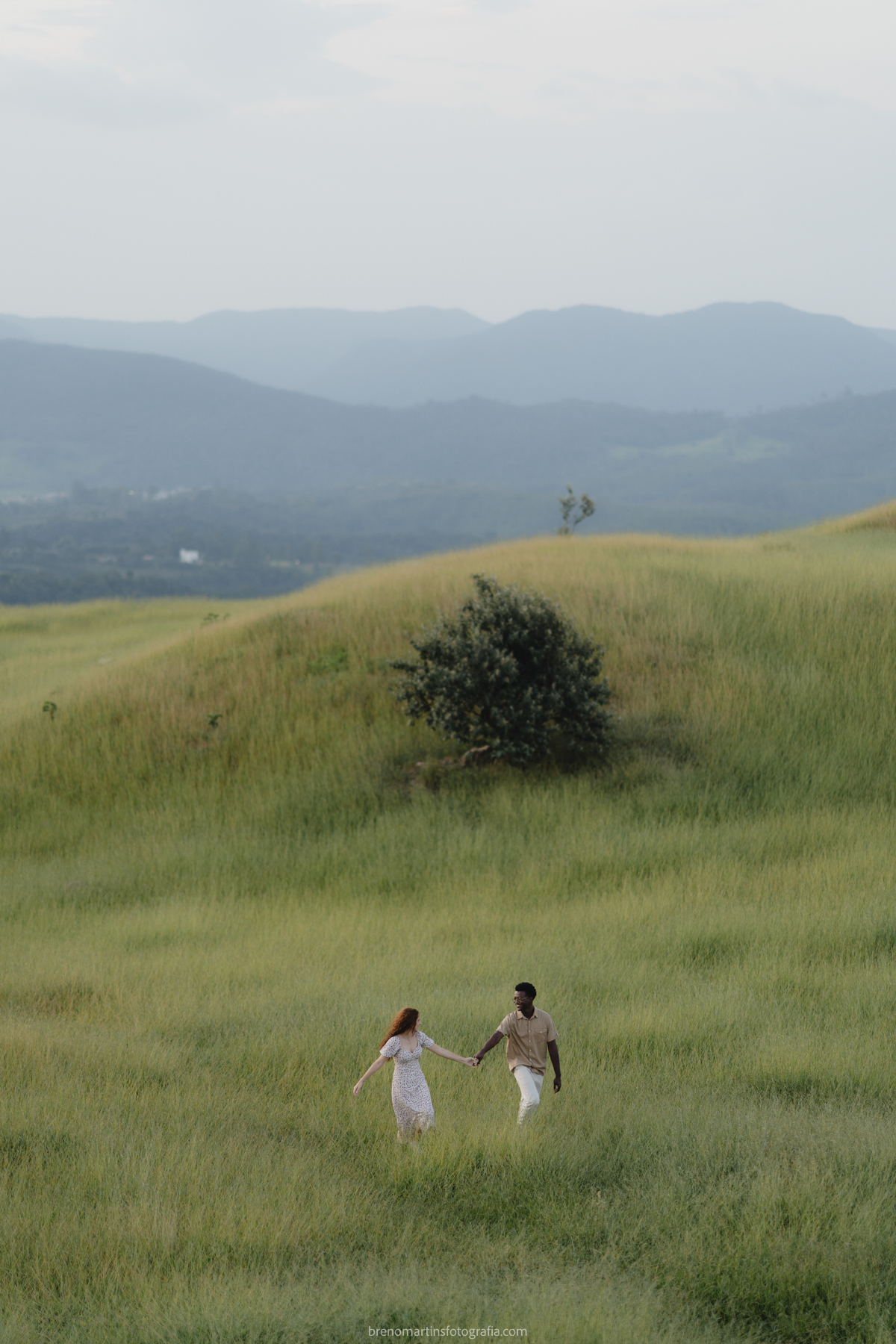 ana-laura-e-jonas-brenomartinsfoto-pre-wedding-no-morro-do-capuava-de-tarde-breno-martins-fotografia-pirapora-do-bom-jesus-pre-casamento