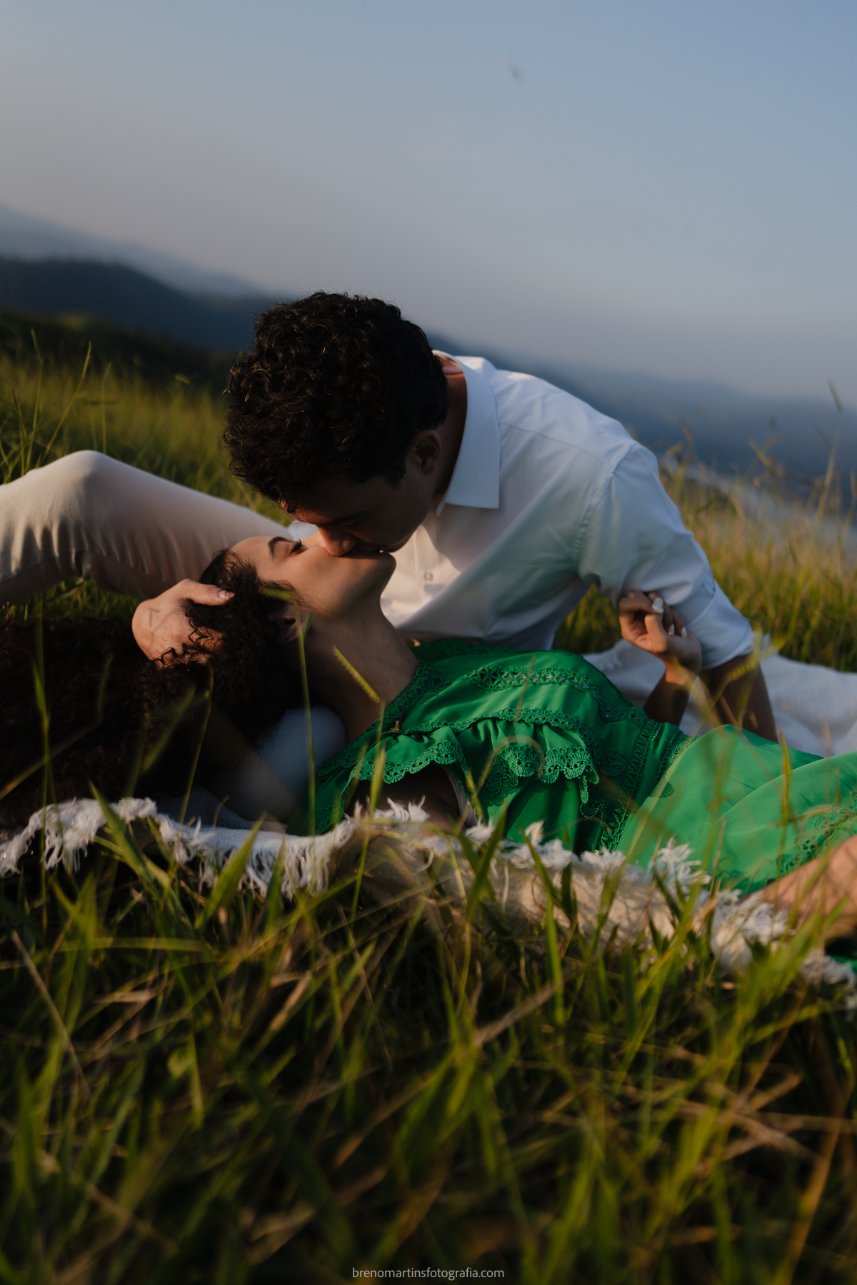 helena-e-braian-pre-wedding-no-morro-do-capuava-pre-wedding-na-montanha-brenomartinsfoto-breno-martins-fotografia
