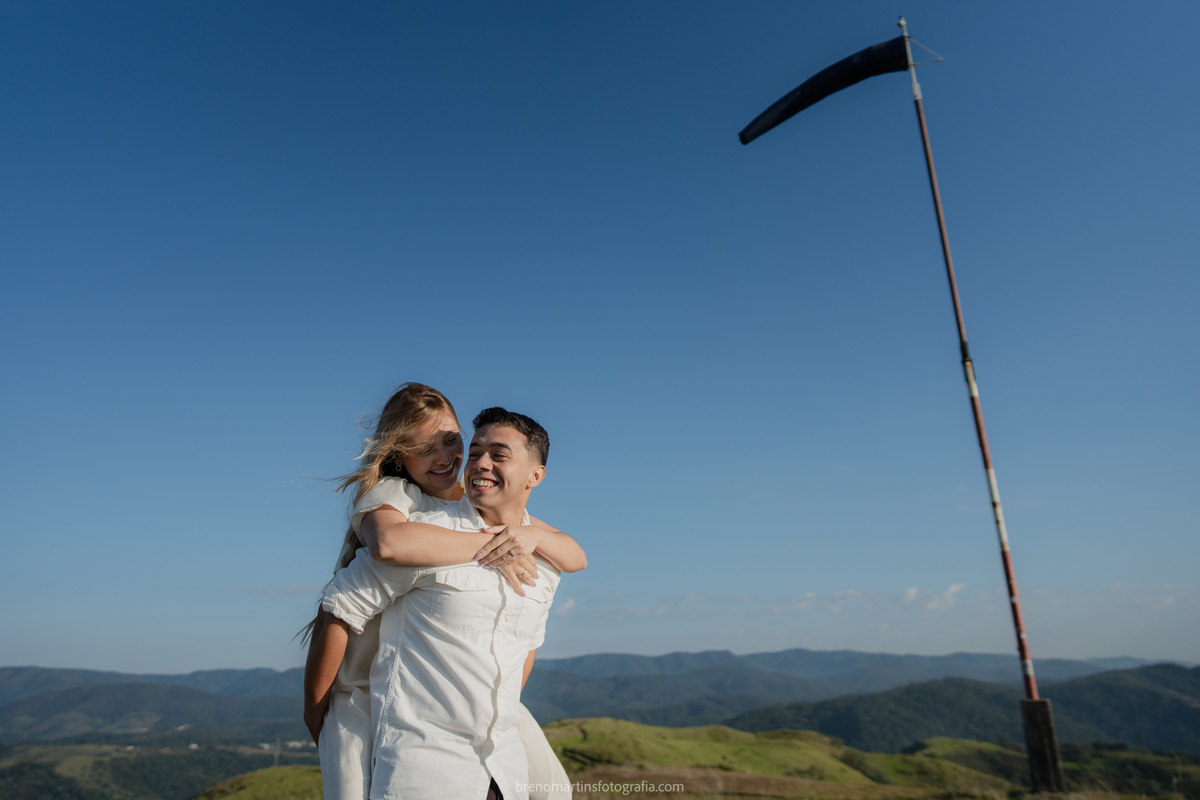 camily-e-brayan-pre-wedding-no-morro-do-capuava-brenomartinsfoto-breno-martins-fotografia-pre-wedding-nas-montanhas1