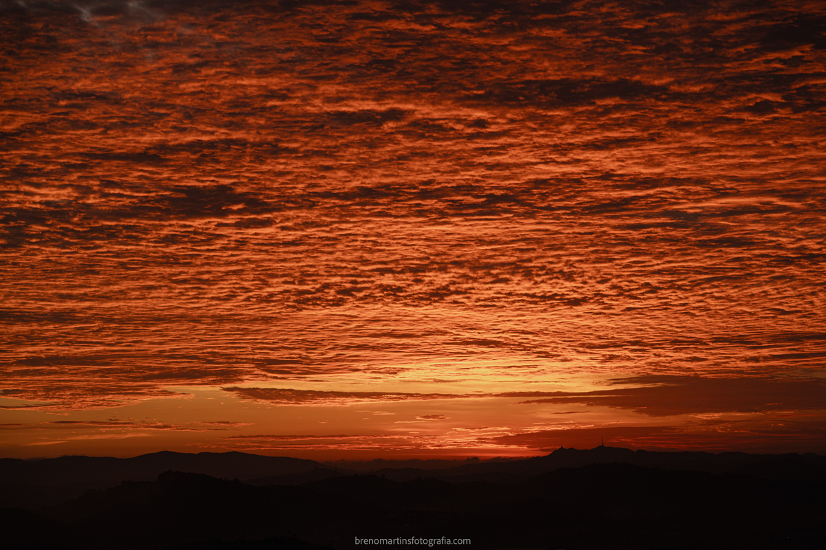 larissa-e-nicholas-pre-wedding-no-morro-do-capuava-pre-wedding-nas-montanhas-nascer-do-sol-brenomartinsfoto