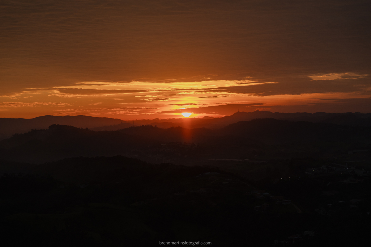 larissa-e-nicholas-pre-wedding-no-morro-do-capuava-pre-wedding-nas-montanhas-nascer-do-sol-brenomartinsfoto