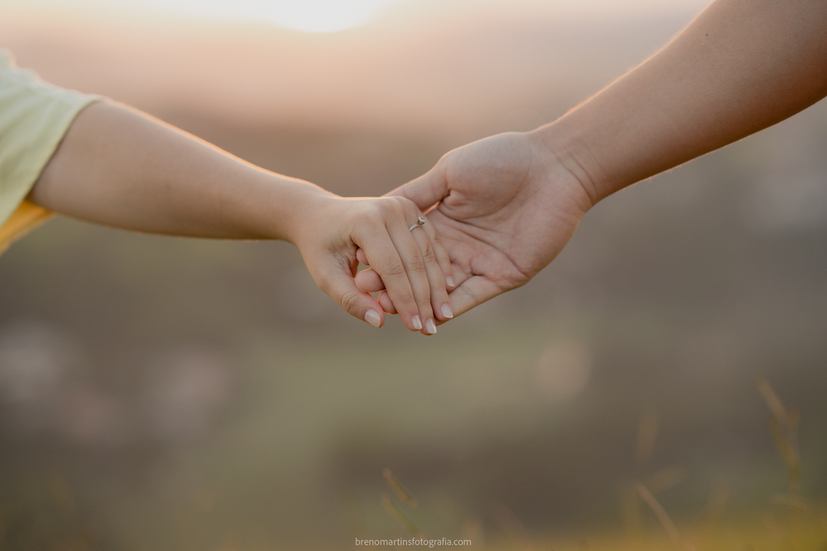 larissa-e-nicholas-pre-wedding-no-morro-do-capuava-pre-wedding-nas-montanhas-nascer-do-sol-brenomartinsfoto