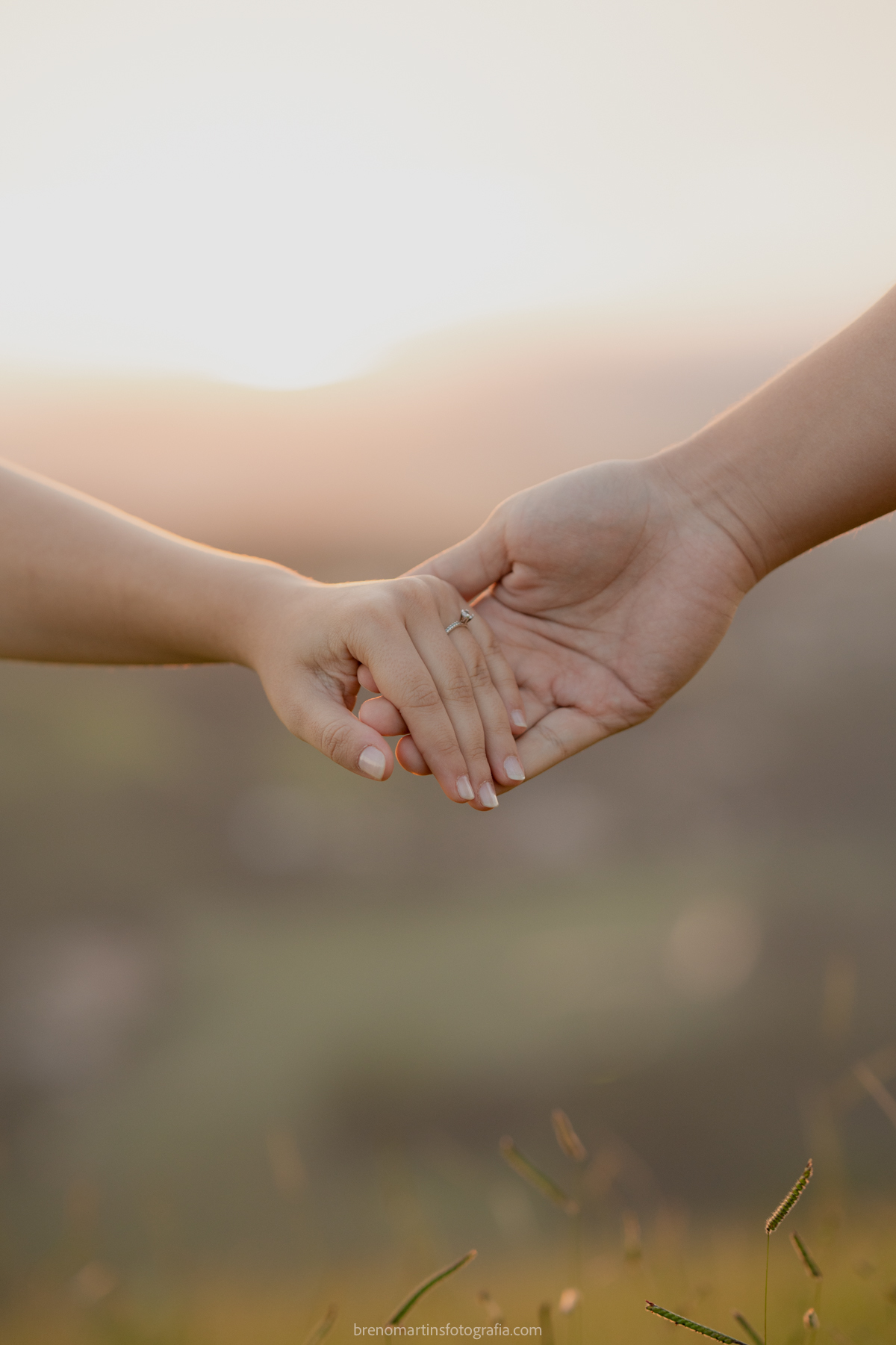larissa-e-nicholas-pre-wedding-no-morro-do-capuava-pre-wedding-nas-montanhas-nascer-do-sol-brenomartinsfoto