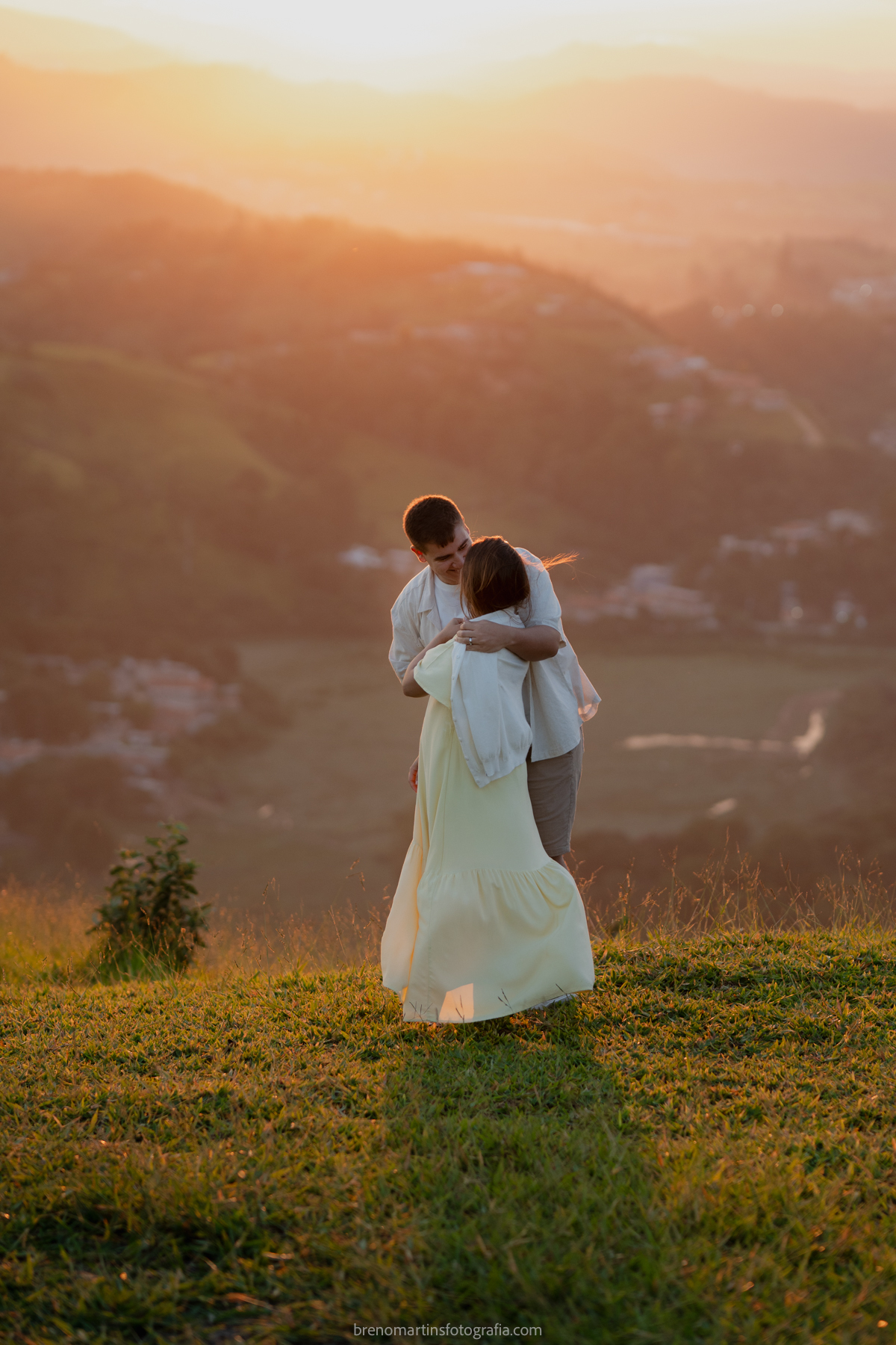 larissa-e-nicholas-pre-wedding-no-morro-do-capuava-pre-wedding-nas-montanhas-nascer-do-sol-brenomartinsfoto