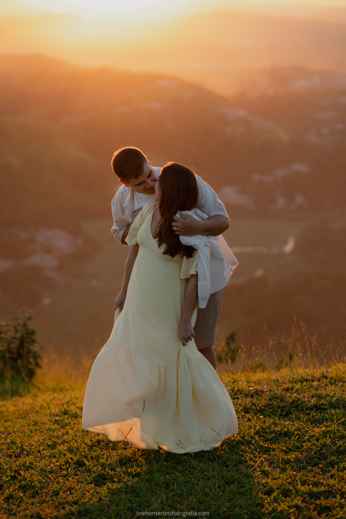 larissa-e-nicholas-pre-wedding-no-morro-do-capuava-pre-wedding-nas-montanhas-nascer-do-sol-brenomartinsfoto