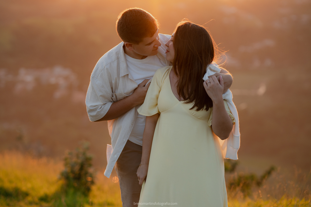 larissa-e-nicholas-pre-wedding-no-morro-do-capuava-pre-wedding-nas-montanhas-nascer-do-sol-brenomartinsfoto