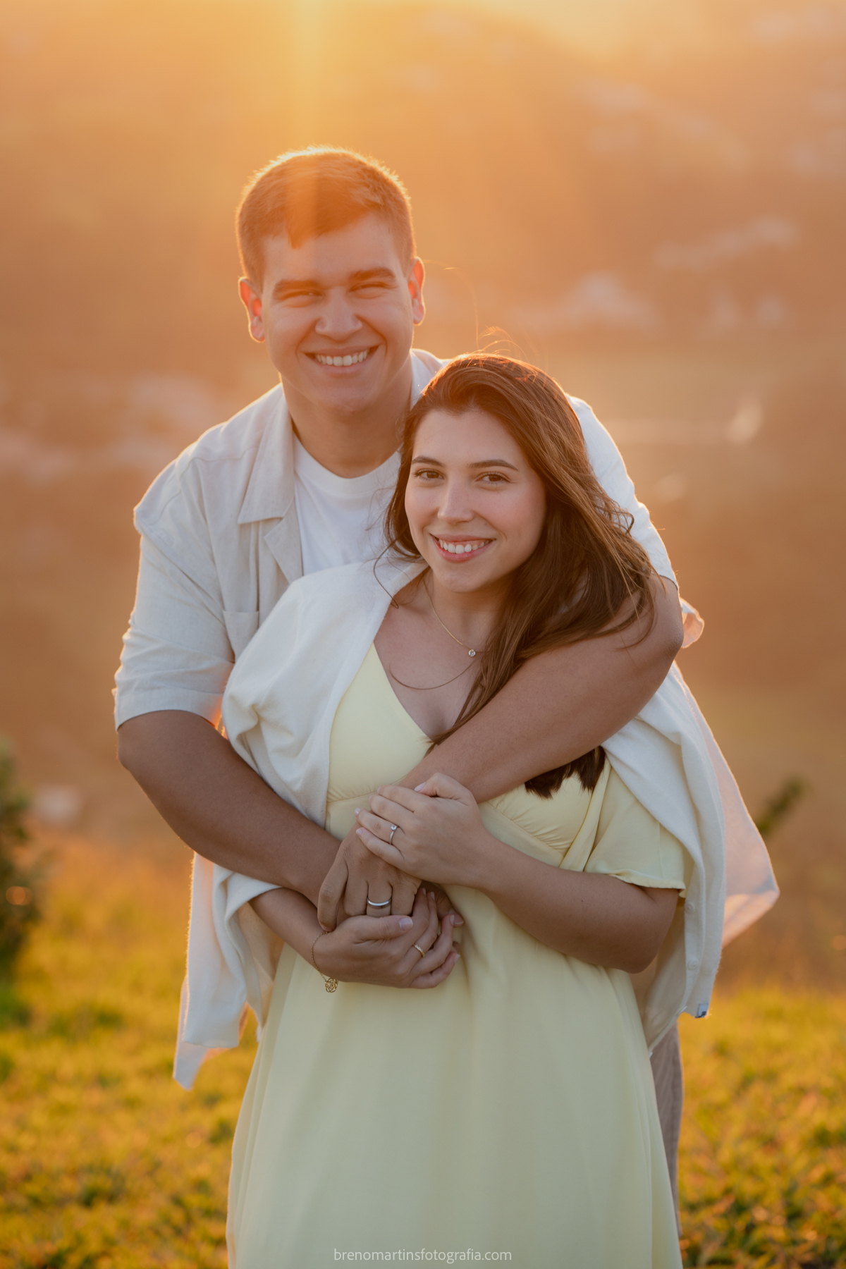 larissa-e-nicholas-pre-wedding-no-morro-do-capuava-pre-wedding-nas-montanhas-nascer-do-sol-brenomartinsfoto