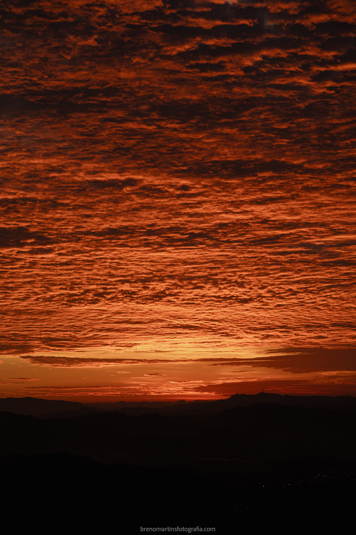 larissa-e-nicholas-pre-wedding-no-morro-do-capuava-pre-wedding-nas-montanhas-nascer-do-sol-brenomartinsfoto