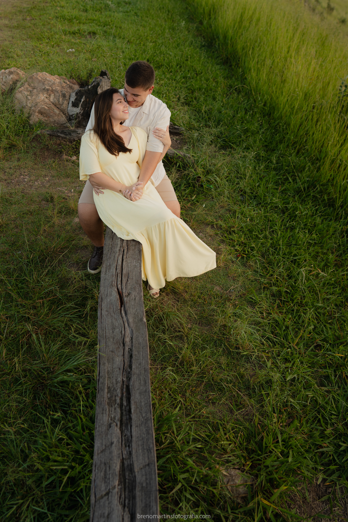 larissa-e-nicholas-pre-wedding-no-morro-do-capuava-pre-wedding-nas-montanhas-nascer-do-sol-brenomartinsfoto