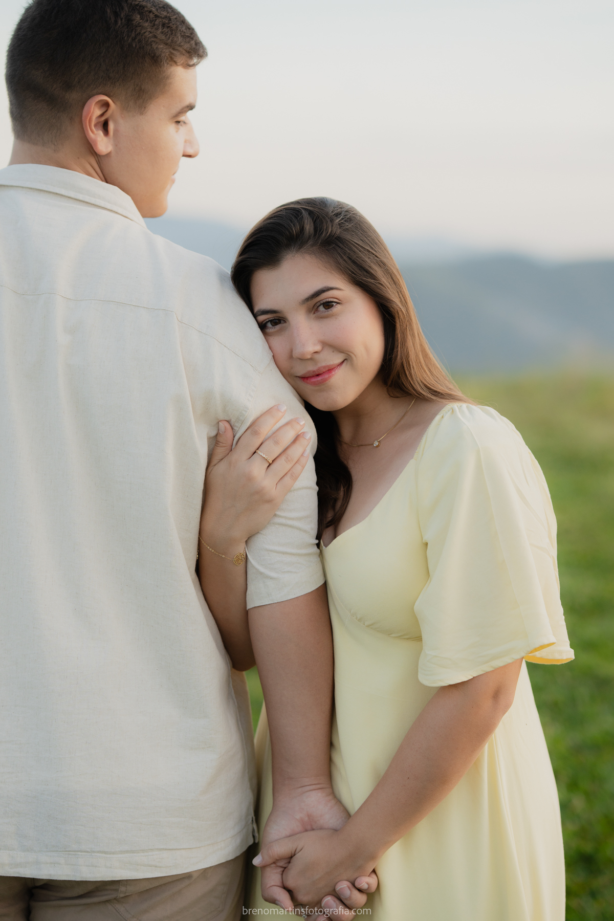 larissa-e-nicholas-pre-wedding-no-morro-do-capuava-pre-wedding-nas-montanhas-nascer-do-sol-brenomartinsfoto