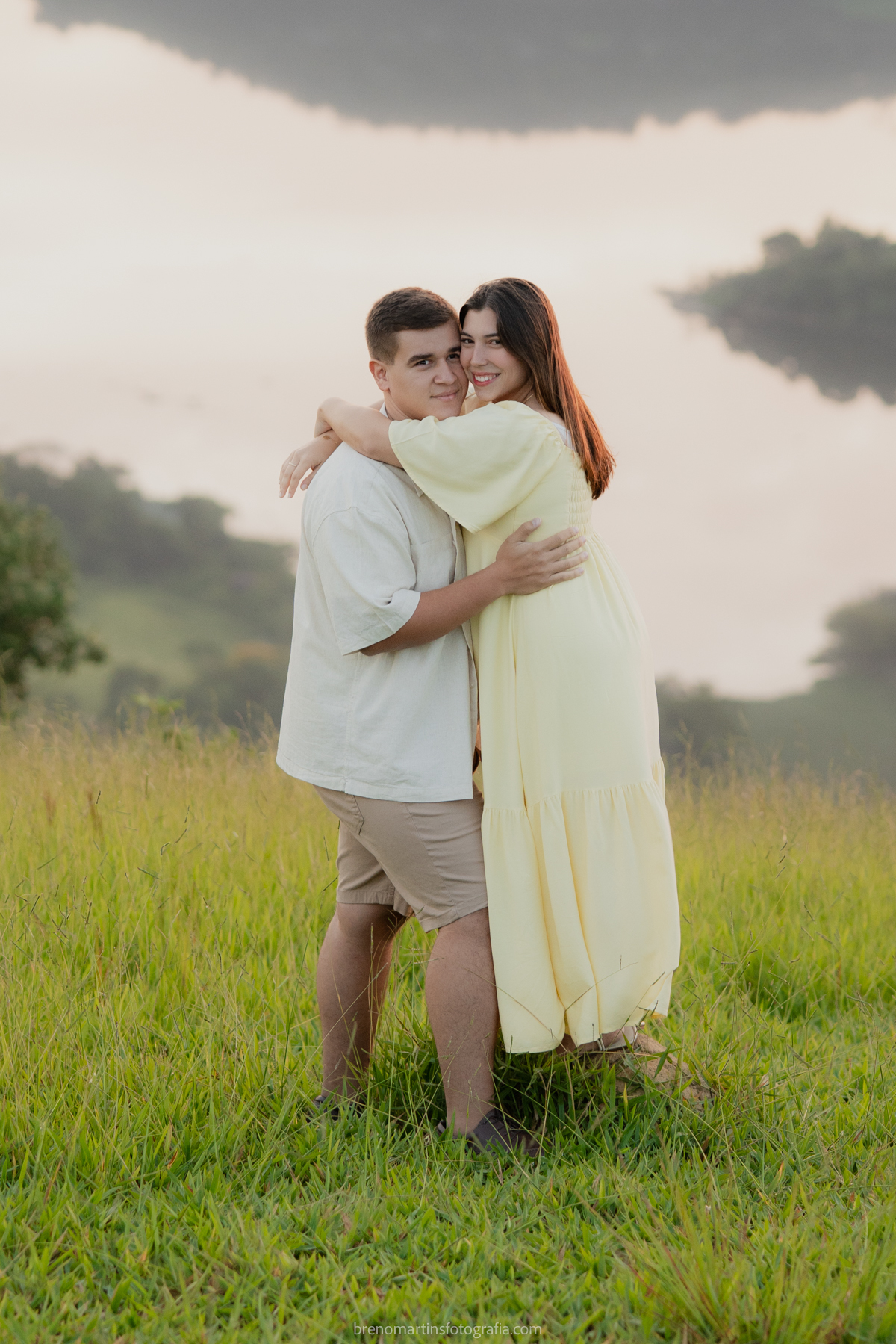 larissa-e-nicholas-pre-wedding-no-morro-do-capuava-pre-wedding-nas-montanhas-nascer-do-sol-brenomartinsfoto