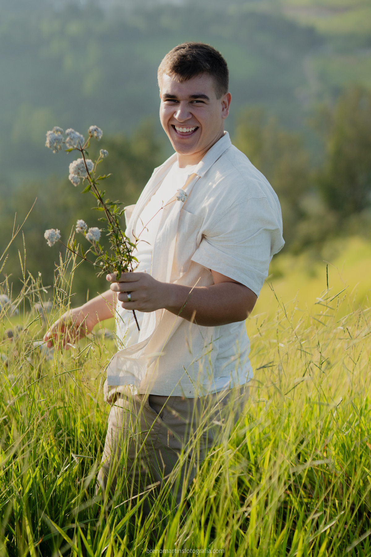 larissa-e-nicholas-pre-wedding-no-morro-do-capuava-pre-wedding-nas-montanhas-nascer-do-sol-brenomartinsfoto