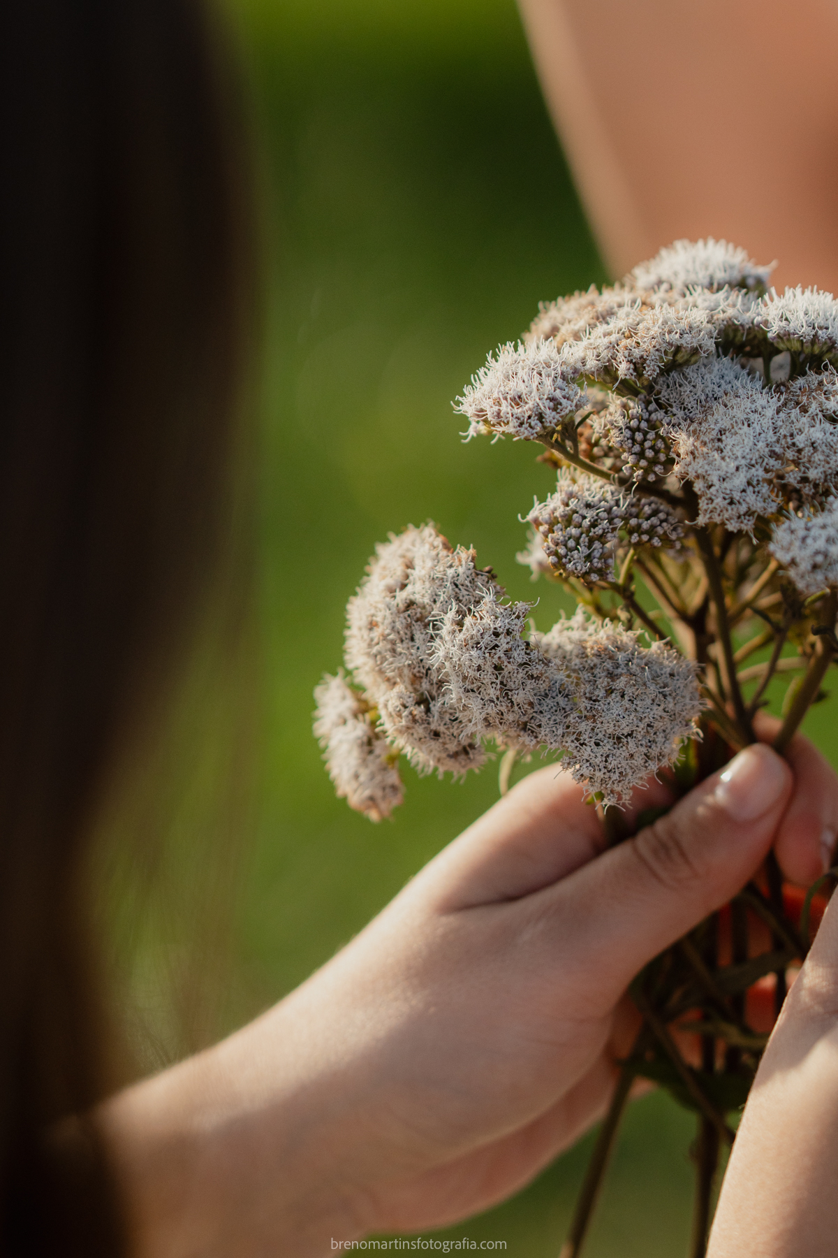 larissa-e-nicholas-pre-wedding-no-morro-do-capuava-pre-wedding-nas-montanhas-nascer-do-sol-brenomartinsfoto