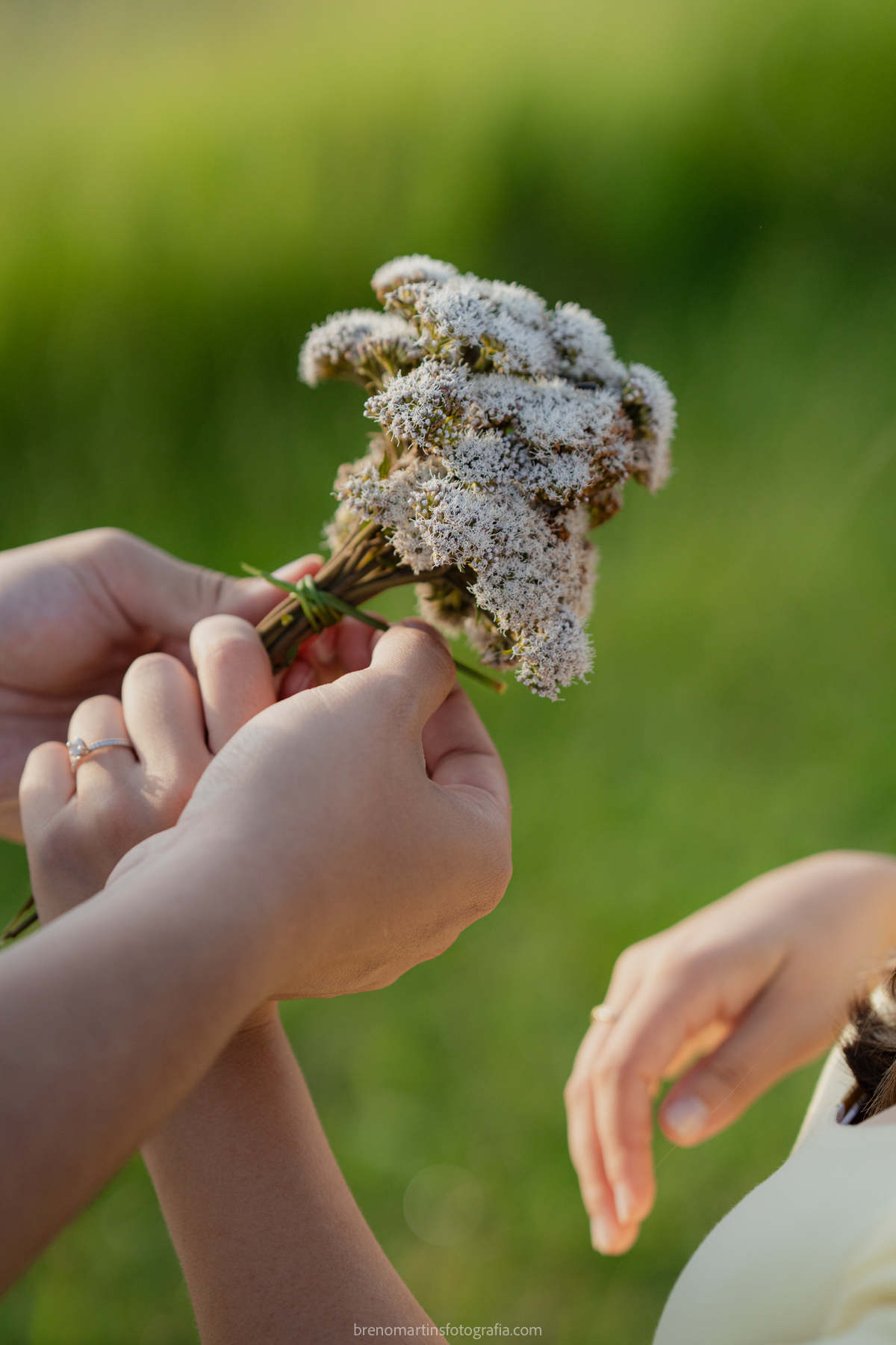 larissa-e-nicholas-pre-wedding-no-morro-do-capuava-pre-wedding-nas-montanhas-nascer-do-sol-brenomartinsfoto