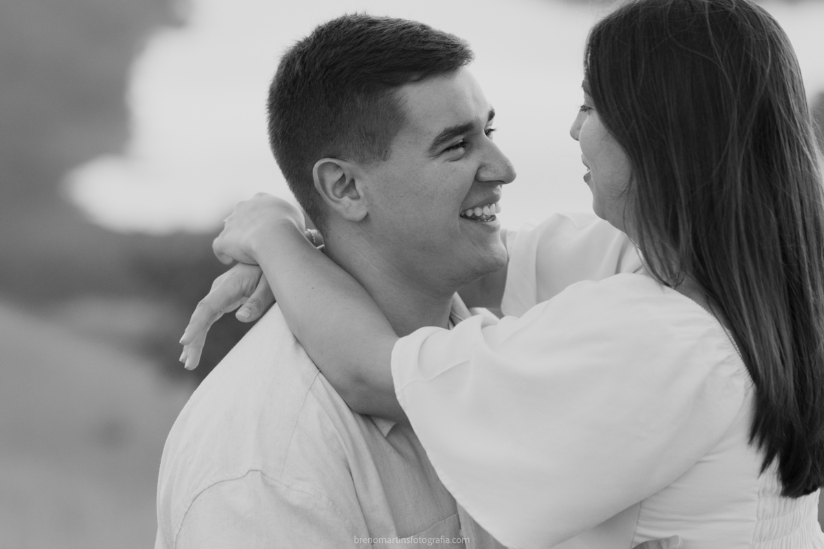 larissa-e-nicholas-pre-wedding-no-morro-do-capuava-pre-wedding-nas-montanhas-nascer-do-sol-brenomartinsfoto