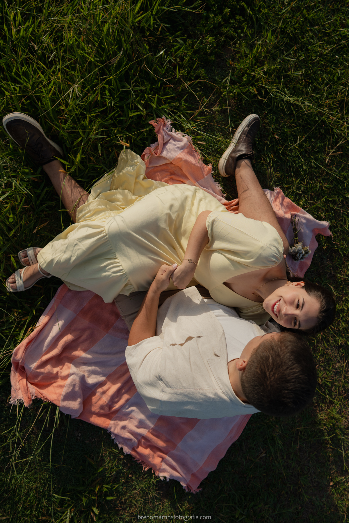 larissa-e-nicholas-pre-wedding-no-morro-do-capuava-pre-wedding-nas-montanhas-nascer-do-sol-brenomartinsfoto