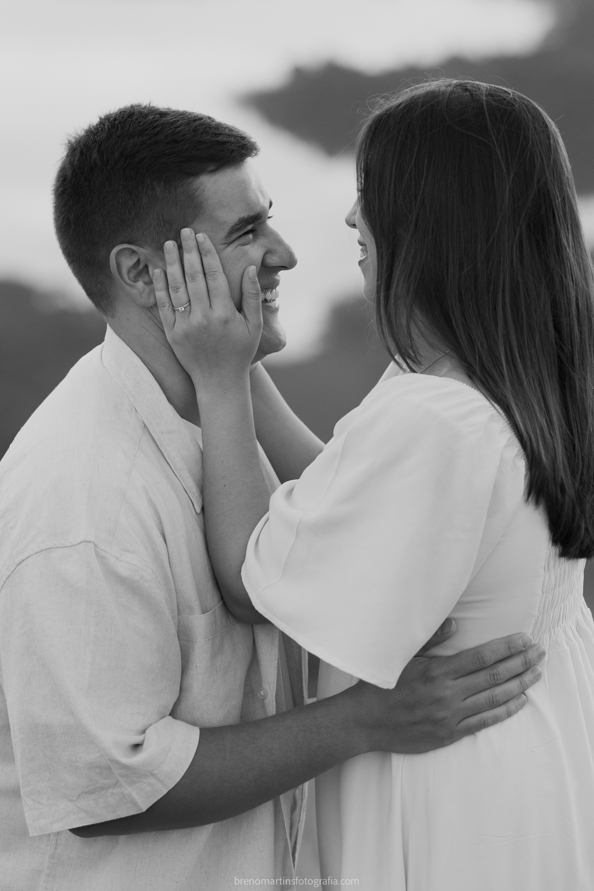 larissa-e-nicholas-pre-wedding-no-morro-do-capuava-pre-wedding-nas-montanhas-nascer-do-sol-brenomartinsfoto