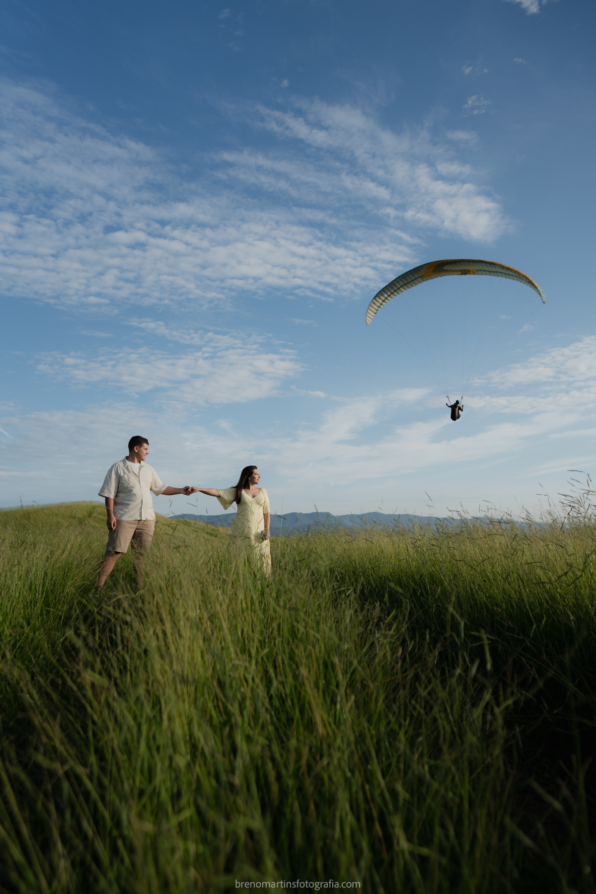 larissa-e-nicholas-pre-wedding-no-morro-do-capuava-pre-wedding-nas-montanhas-nascer-do-sol-brenomartinsfoto