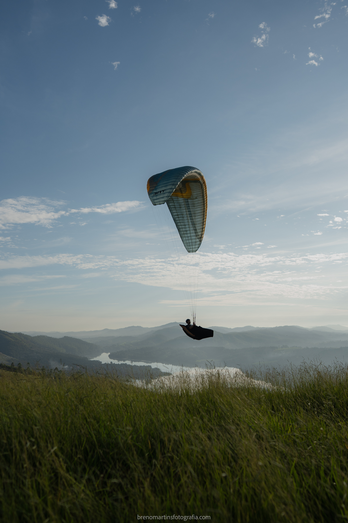larissa-e-nicholas-pre-wedding-no-morro-do-capuava-pre-wedding-nas-montanhas-nascer-do-sol-brenomartinsfoto