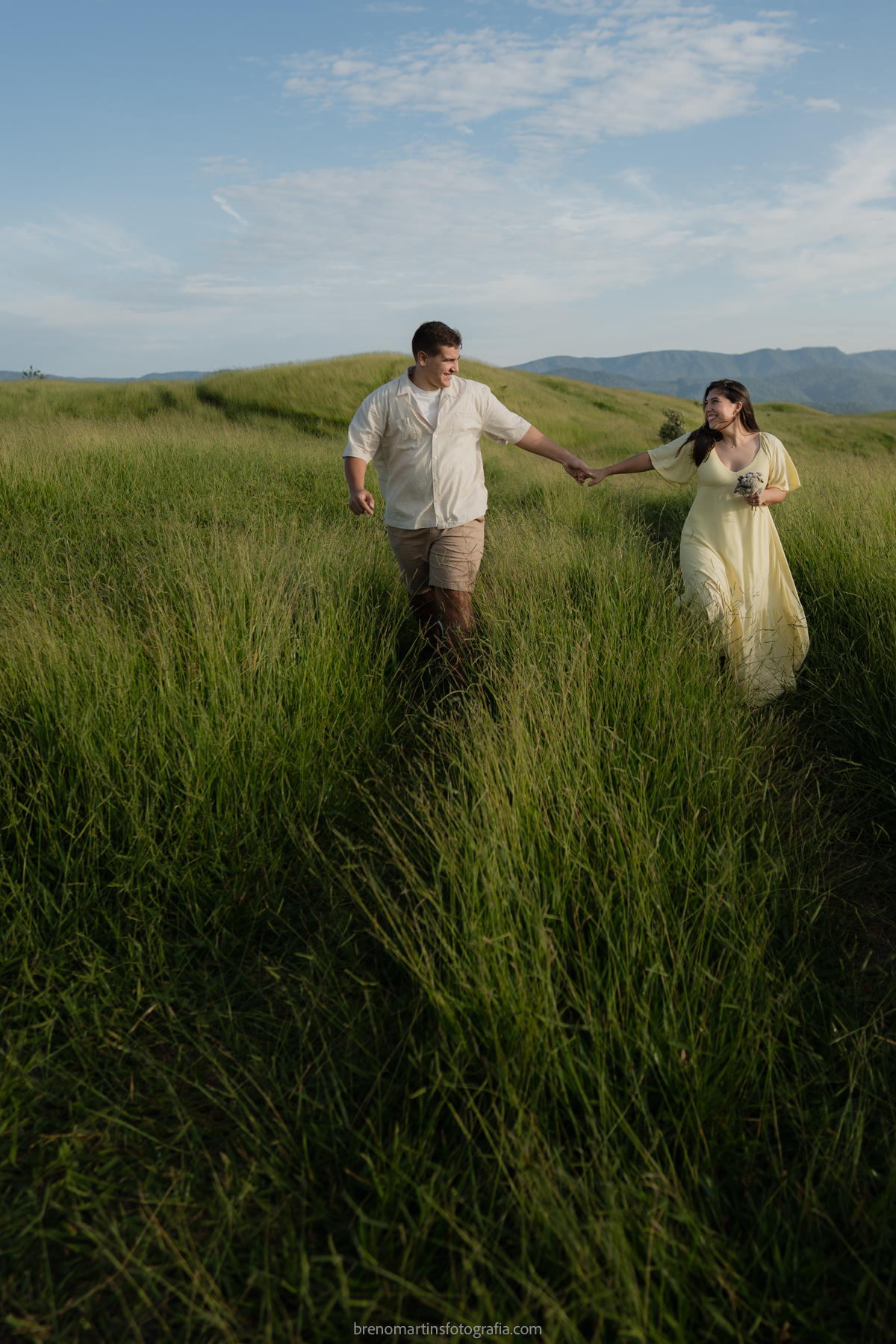 larissa-e-nicholas-pre-wedding-no-morro-do-capuava-pre-wedding-nas-montanhas-nascer-do-sol-brenomartinsfoto