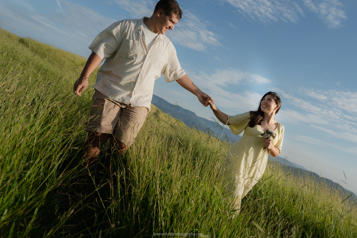 larissa-e-nicholas-pre-wedding-no-morro-do-capuava-pre-wedding-nas-montanhas-nascer-do-sol-brenomartinsfoto