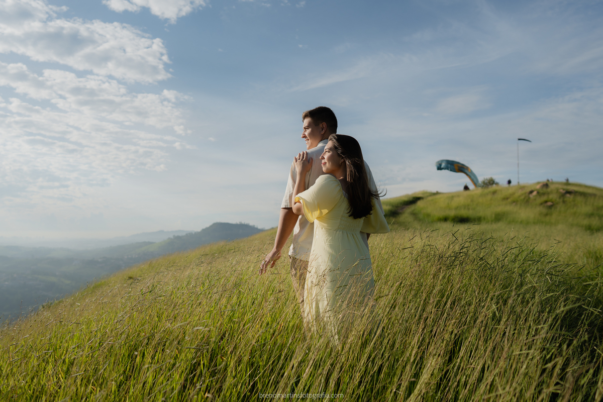 larissa-e-nicholas-pre-wedding-no-morro-do-capuava-pre-wedding-nas-montanhas-nascer-do-sol-brenomartinsfoto