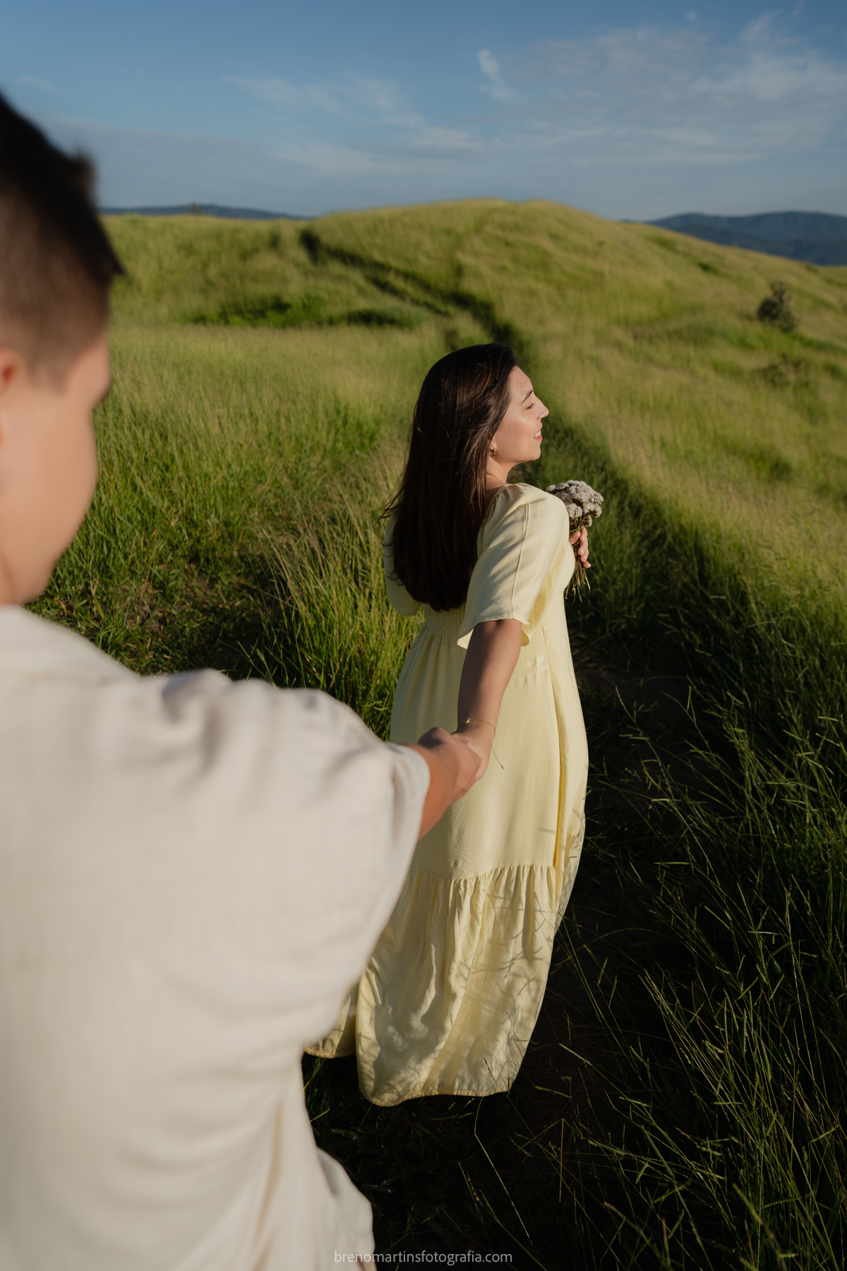 larissa-e-nicholas-pre-wedding-no-morro-do-capuava-pre-wedding-nas-montanhas-nascer-do-sol-brenomartinsfoto