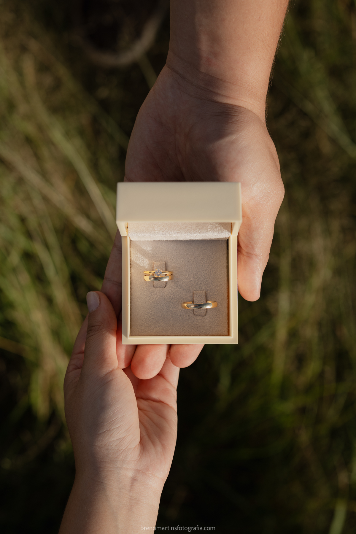 larissa-e-nicholas-pre-wedding-no-morro-do-capuava-pre-wedding-nas-montanhas-nascer-do-sol-brenomartinsfoto