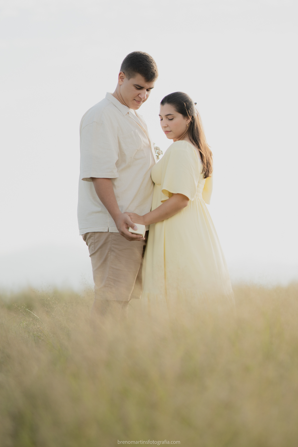 larissa-e-nicholas-pre-wedding-no-morro-do-capuava-pre-wedding-nas-montanhas-nascer-do-sol-brenomartinsfoto