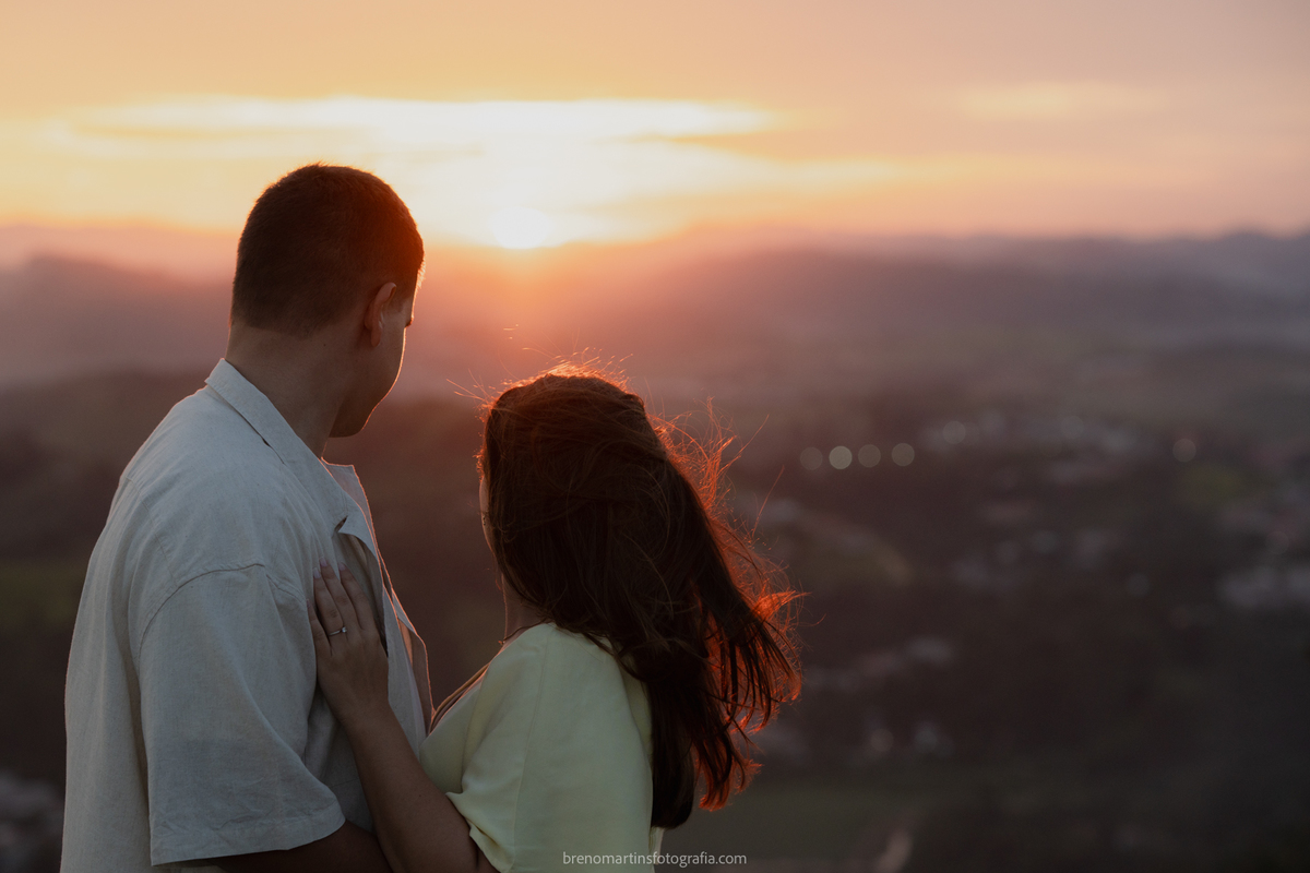 larissa-e-nicholas-pre-wedding-no-morro-do-capuava-pre-wedding-nas-montanhas-nascer-do-sol-brenomartinsfoto
