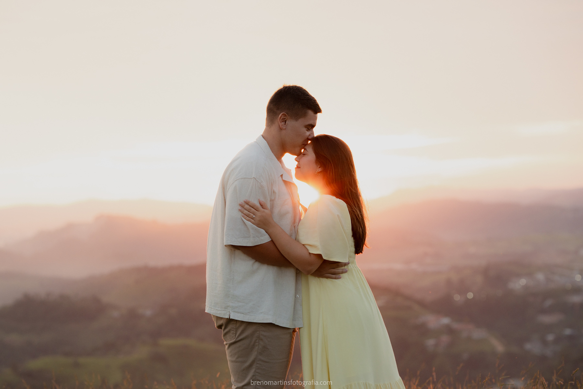 larissa-e-nicholas-pre-wedding-no-morro-do-capuava-pre-wedding-nas-montanhas-nascer-do-sol-brenomartinsfoto