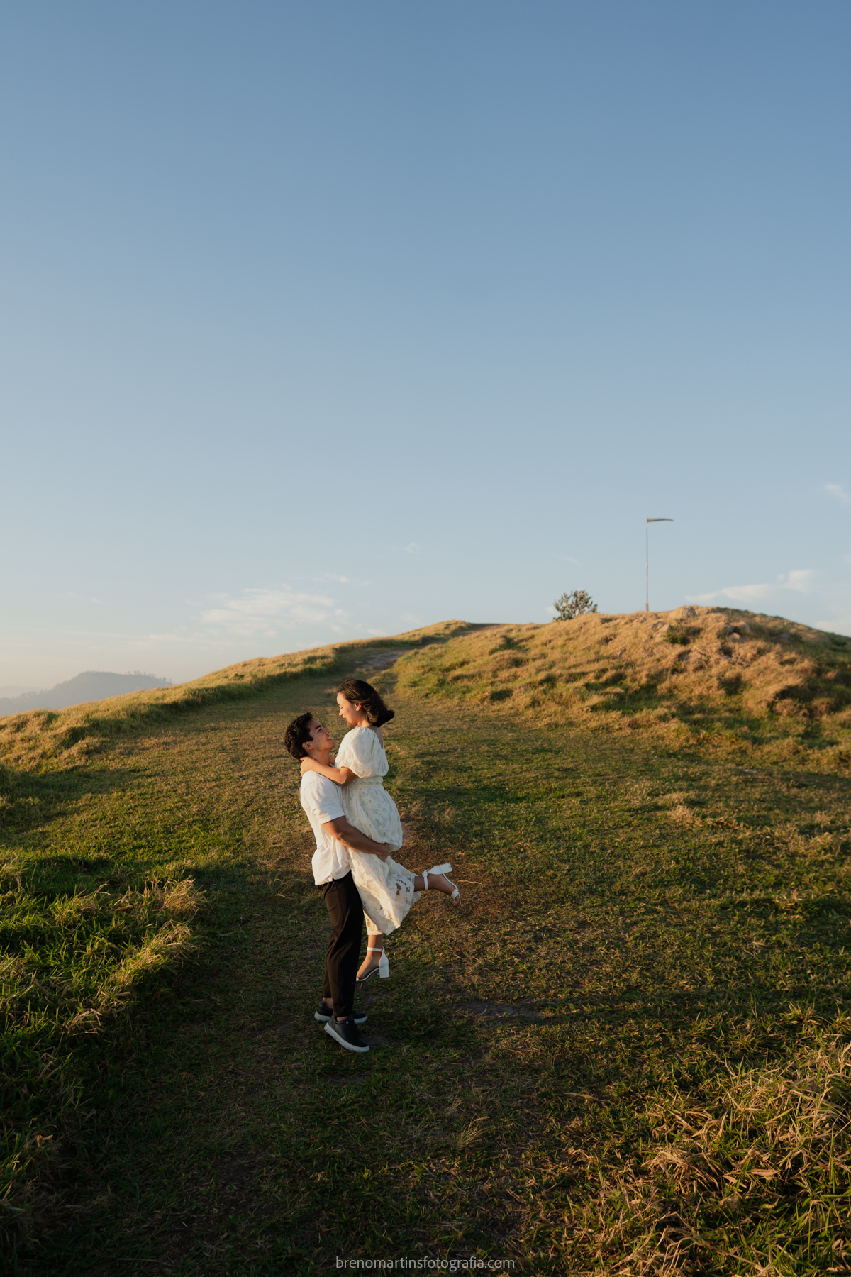 olivia-e-eric-lindo-pre-wedding-no-morro-do-capuava-brenomartinsfoto
