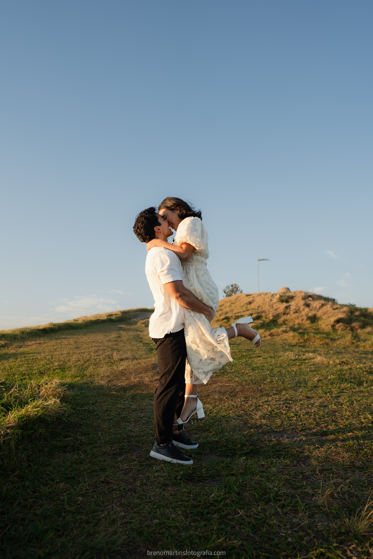 olivia-e-eric-lindo-pre-wedding-no-morro-do-capuava-brenomartinsfoto