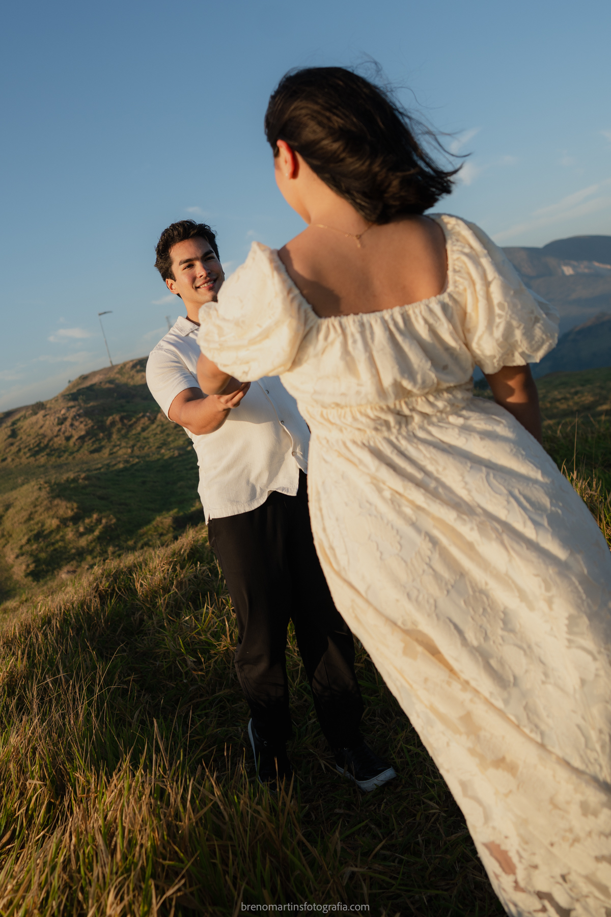 olivia-e-eric-lindo-pre-wedding-no-morro-do-capuava-brenomartinsfoto
