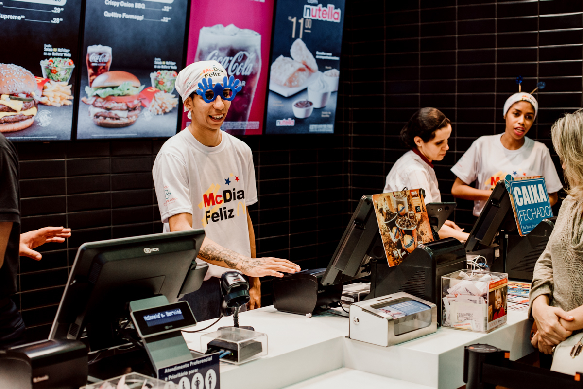 Mc-Dia-Feliz-nos-nao-estamos-sozinhos-mc-donalds-mc-dia-feliz-big-mac-alem-da-fotografia-dicas-de-fotografia-breno-martins-fotografia