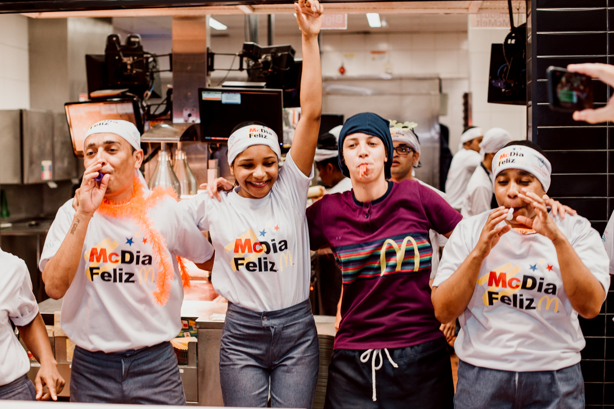 Mc-Dia-Feliz-nos-nao-estamos-sozinhos-mc-donalds-mc-dia-feliz-big-mac-alem-da-fotografia-dicas-de-fotografia-breno-martins-fotografia