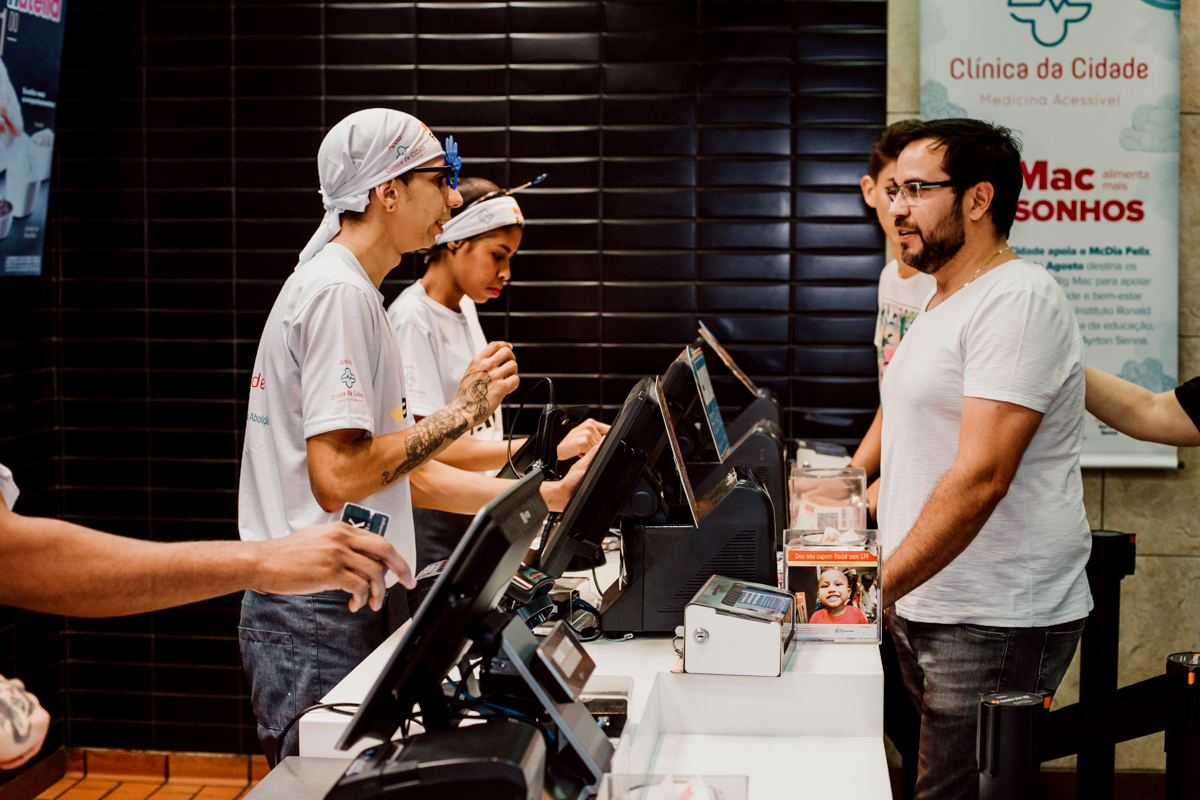 Mc-Dia-Feliz-nos-nao-estamos-sozinhos-mc-donalds-mc-dia-feliz-big-mac-alem-da-fotografia-dicas-de-fotografia-breno-martins-fotografia