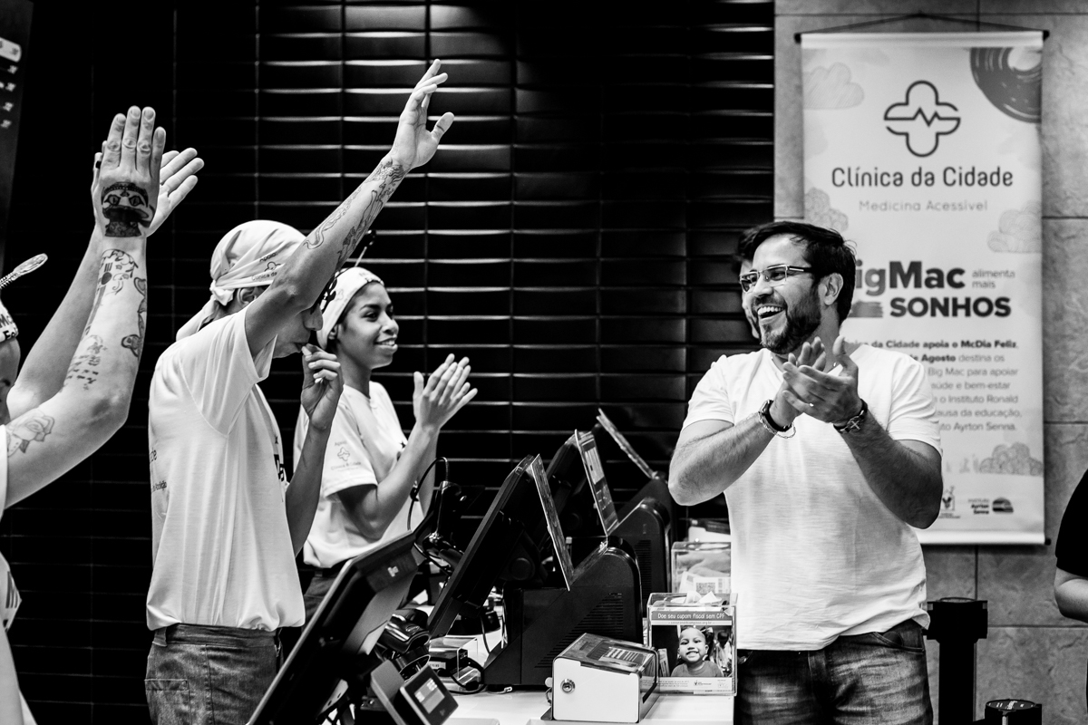 Mc-Dia-Feliz-nos-nao-estamos-sozinhos-mc-donalds-mc-dia-feliz-big-mac-alem-da-fotografia-dicas-de-fotografia-breno-martins-fotografia