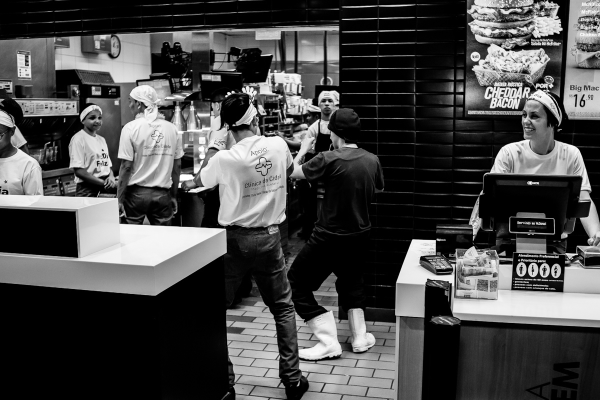 Mc-Dia-Feliz-nos-nao-estamos-sozinhos-mc-donalds-mc-dia-feliz-big-mac-alem-da-fotografia-dicas-de-fotografia-breno-martins-fotografia